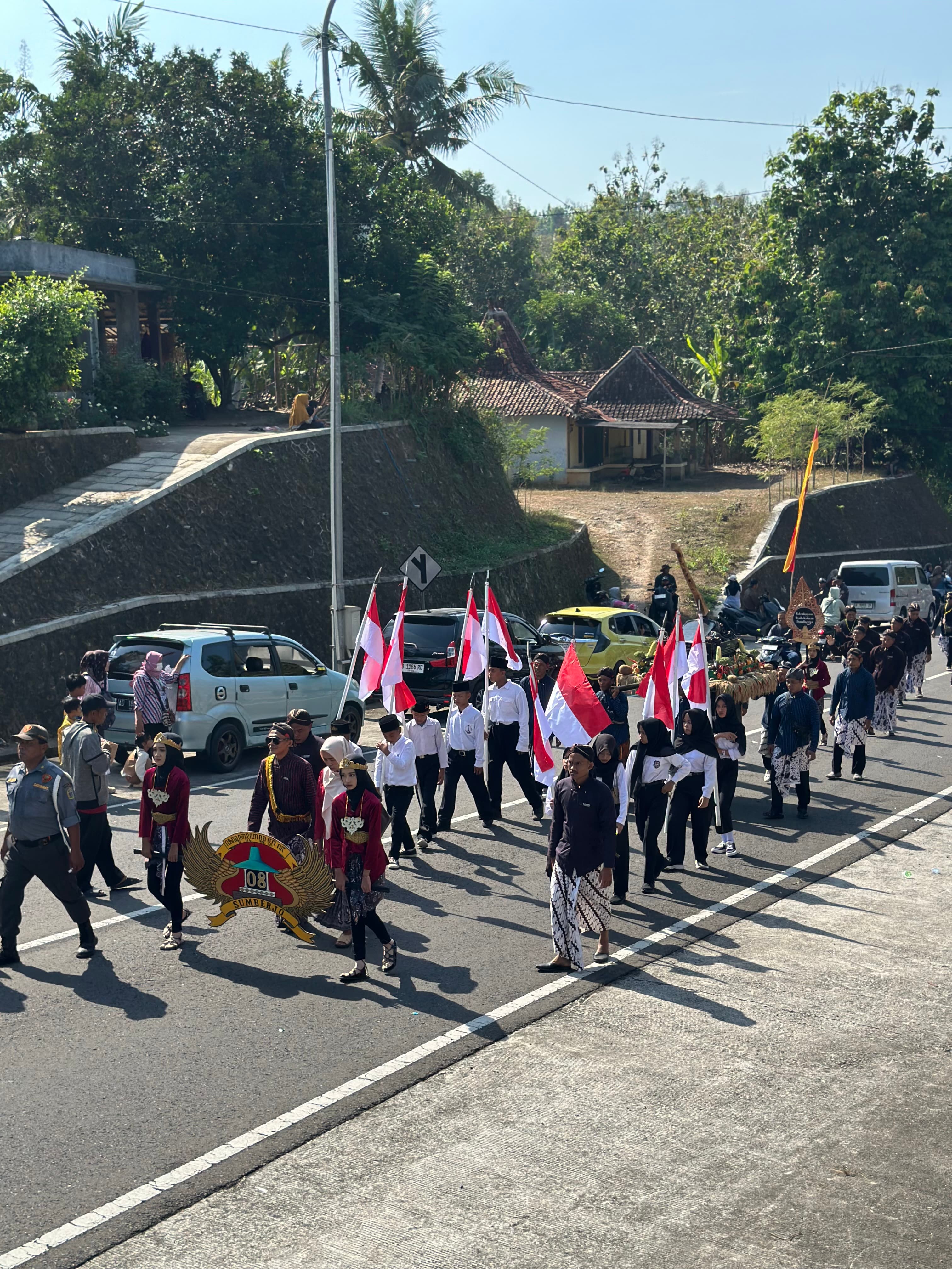 Rombongan arak-arakan Rasulan di jalan desa